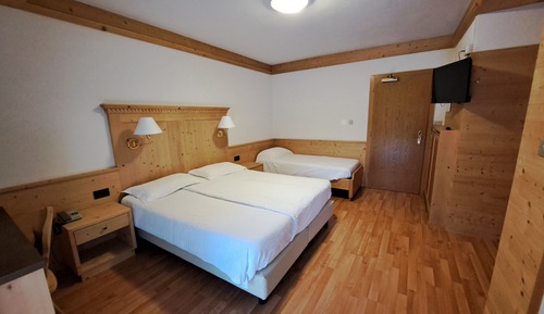 Classic Triple Room, Balcony, Lake View