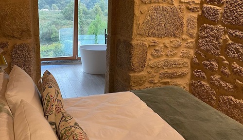 Deluxe Double Room, Bathtub