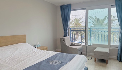 Standard Single Room, 1 Double Bed, Non Smoking, Partial Sea View