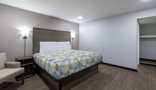 Standard Room, 1 King Bed, Smoking, Kitchenette