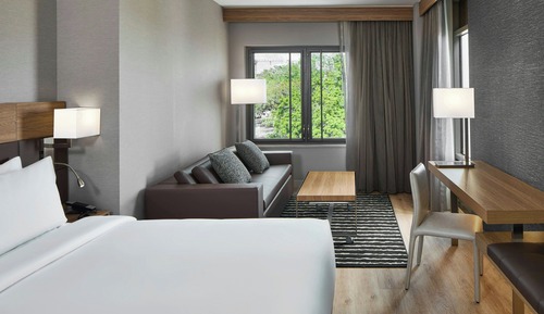 King Partial Riverview Deluxe Room, King Bed