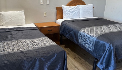 1 Queen and 1 Twin Bed