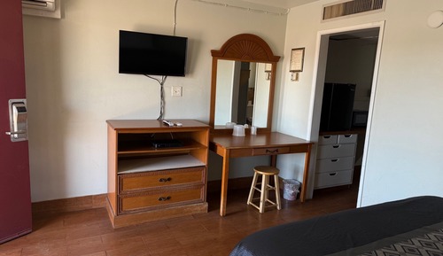 Weekly One Queen with no kitchen ,smoking room