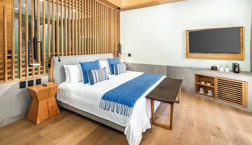 Deluxe Room, 1 King Bed, Pool View