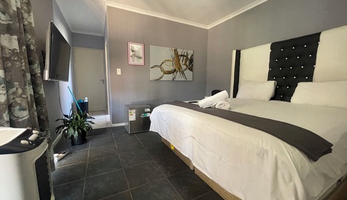 Standard Room, 1 King Bed, Pool View