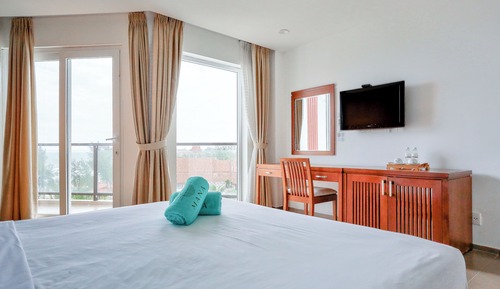 Executive Queen Bed with Balcony Sea View