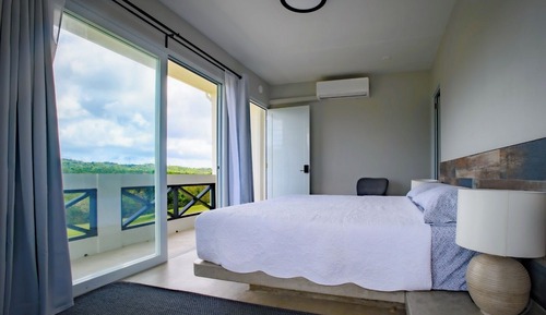King Bed Scenic View - Room 2