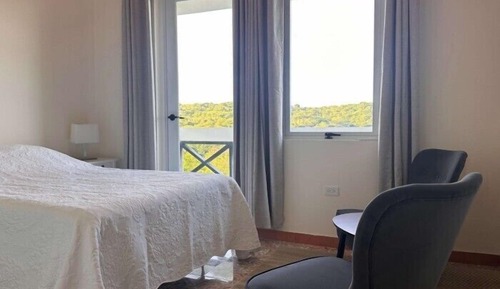 Queen Bed Private Balcony Valley View - Room 8