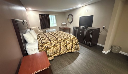 Single Room, 1 King Bed, Smoking