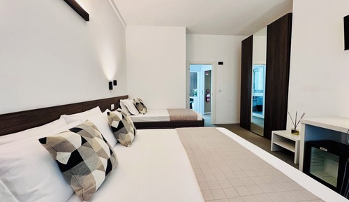 Deluxe Triple Room, Private Bathroom