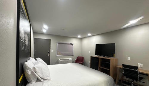 Room, 1 King Bed, Mobility Accessible, Non Smoking (Roll-in Shower)