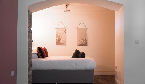 Deluxe Apartment, 1 King Bed, Patio, Garden View