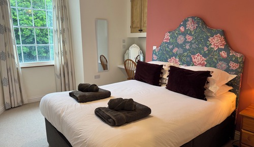 Classic Apartment, 2 Bedrooms, Kitchen, Garden View
