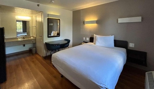 Standard Room, 1 Queen Bed, Non Smoking, Kitchen