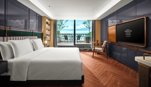 1 King Premium River View Balcony