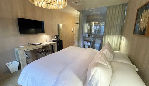 Classic Room, 1 King Bed, Non Smoking Room 12