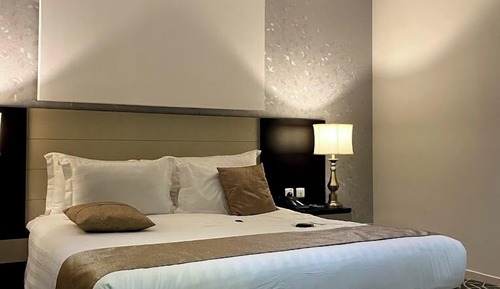 Honeymoon Suite