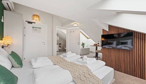 Deluxe Double Room, 1 King Bed, Non Smoking, Private Bathroom