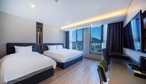 Superior Twin Room, City View