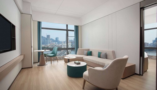 Business Suite, 1 King Bed, Non Smoking, Bathtub (Cinema)