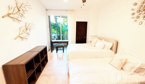 Deluxe Condo, Canal View
