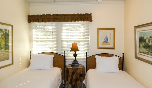 Cambridge Deluxe Family Cottage, Full Kitchen, Parking (Pet Friendly)