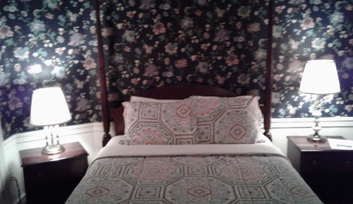 Ettinger Room 203 King Bed