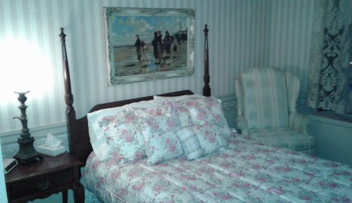 Bennett Room 300 Full size Bed