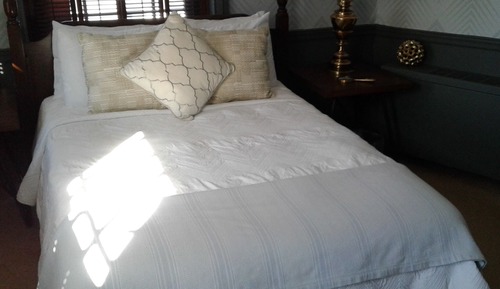 Pierce Room 303 Queen Bed