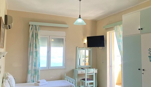 Studio, 3 Twin Beds (303)