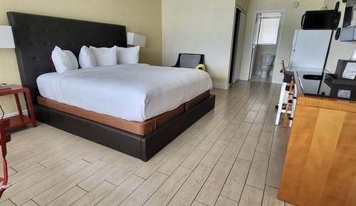 Standard Room, 1 King Bed, Accessible, Ground Floor