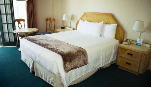 Motel Room, 1 Queen Bed, West Wing, Partial Ocean View
