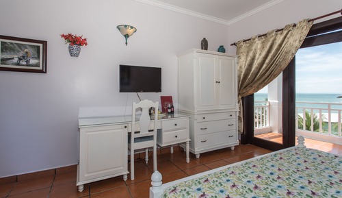 Deluxe Room, 1 King Bed, Partial Sea View