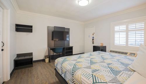 Deluxe Room, 1 Queen Bed, Non Smoking, Refrigerator & Microwave