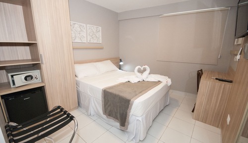 Room 1 queen bed and 1 single bed