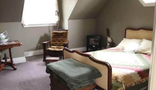 Traditional Room, 1 Queen Bed, Fireplace (Oak Leaf Room)