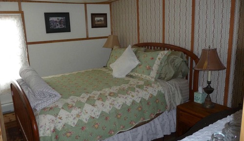 Standard Room, 1 Queen Bed, Private Bathroom (Twin Peaks Room)