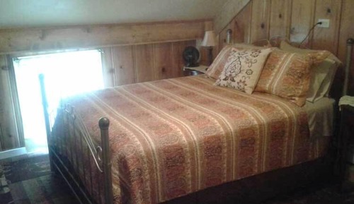 Standard Room, 1 Queen Bed, Private Bathroom (Interlaken Room)