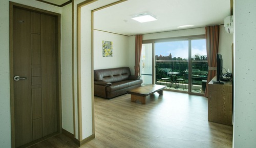 Family Room, 1 Bedroom, Kitchen