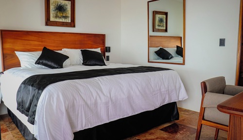 Comfort Room, 1 Queen Bed, Garden View