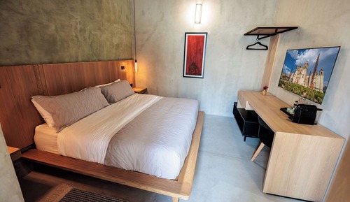 Double Room, 1 King Bed - AMERICA