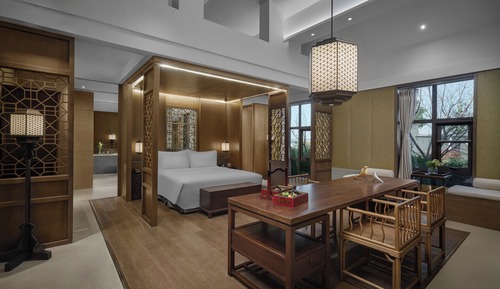 Premium Room, 1 King Bed (Courtyard Access)