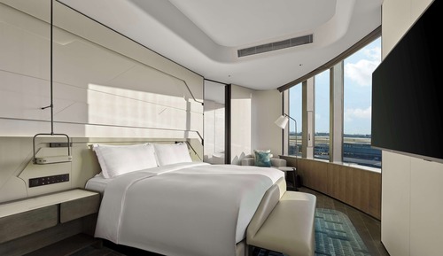 Premium Suite Airport View- 1 King Bed