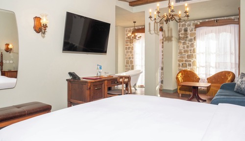 Romantic Suite, City View