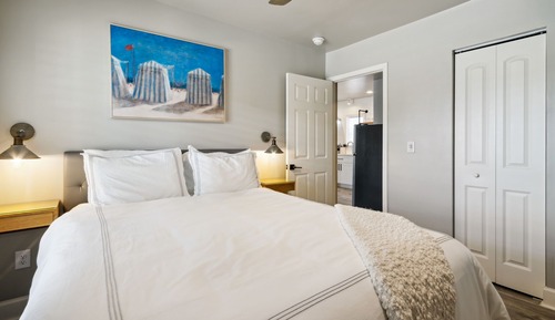 Luxury Condo, 1 Queen Bed with Sofa bed, No Pets, Kitchen, Beachside