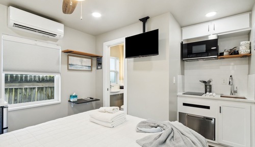 Luxury Studio, 1 Queen Bed, No Pets, Kitchenette, Beachside