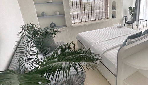 Superior Room, 1 King Bed, Non Smoking, Private Bathroom