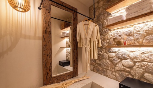 Honeymoon Suite