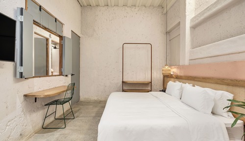 Studio Suite (104)