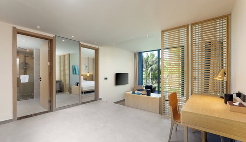 Suite, 1 King Bed, Sea View (Forest View)